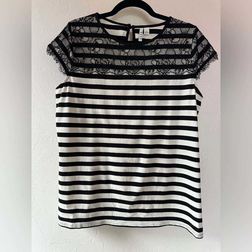 Elle Women’s blouse - GUC - L - white w black stripes - cap sleeves - flattering